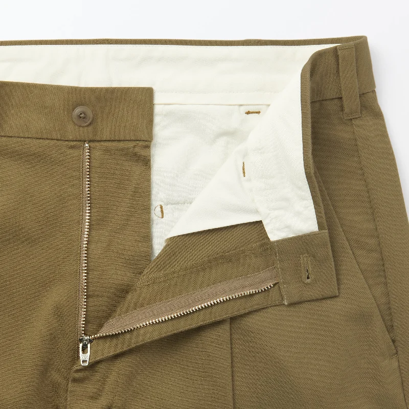 mens-stretch-chino-tuck-wide-pants-ae0xm24s